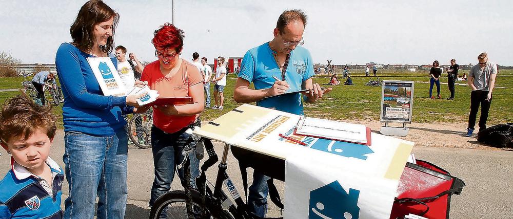 Basisdemokratisch. Helfer sammeln Unterschriften für das Volksbegehren auf dem Tempelhofer Feld.