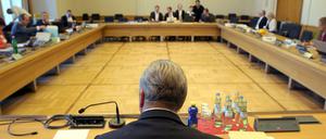 Berlins Innensenator Frank Henkel war am Freitag als Zeuge vor den BER-Untersuchungsausschuss im Berliner Abgeordnetenhaus geladen. Vom Flughafendebakel will er nichts gewusst haben.