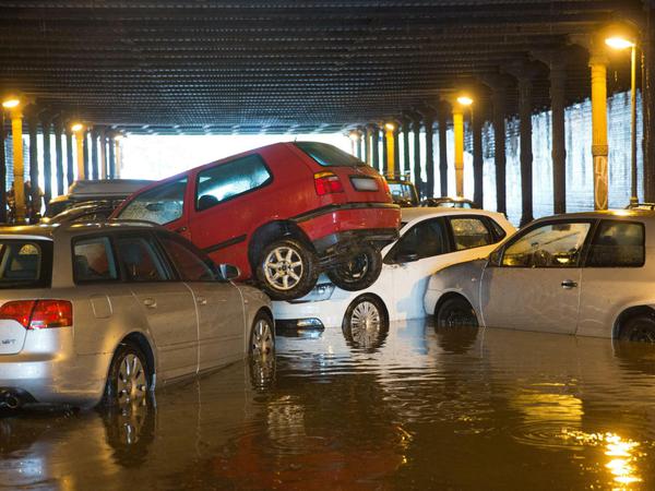 Nach den starken Regenfällen sind parkende Autos im Gleim-Tunnel in Berlin ineinander und übereinander geschoben worden. 