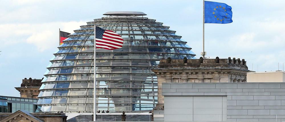 Wenige hundert Meter Luftlinie trennen die US-Botschaft vom Reichstagsgebäude in Berlin.