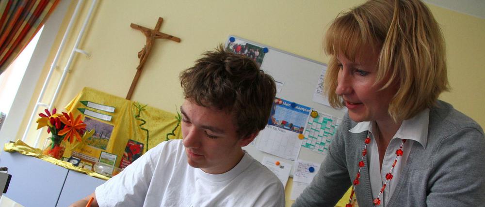 Auch die Sancta-Maria-Schule in Zehlendorf profitiert. Das Bild zeigt einen Schüler und eine Lehrerin an der Förderschule.