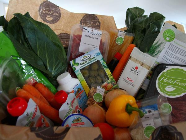 Eine Box des Lieferdienstes "Hello Fresh": Frische Zutaten in der passenden Menge und Rezeptkarten sollen Kunden das Kochen zu Hause erleichtern. 
