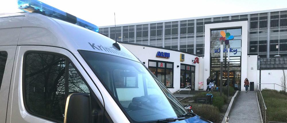Ein Fahrzeug der Polizei steht vor einem Einkaufszentrum im Neuköllner Stadtteil Gropiusstadt. Mitten in dem Einkaufszentrum hat ein Vater mit einem Messer auf seine 47-jährige Tochter eingestochen. 