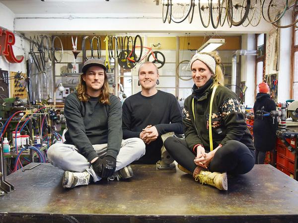 Drei aus Josef-Orlopp-Straße: Florian Häußler (l.) und Thomas Becker bauen Fahrräder und Rahmen, Kristin Heil näht Velo-Taschen.