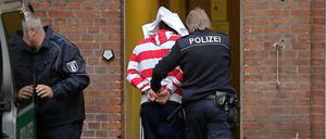 Nach dem gewaltsamen Tod von Jonny K. hat die Berliner Polizei mehrere Verdächtige festgenommen. Der Haupttäter soll sich aber ins Ausland abgesetzt haben. 