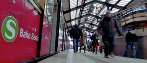 Bei eisigen Temperaturen wird die Geduld der S-Bahn-Kunden noch härter auf die Probe gestellt.