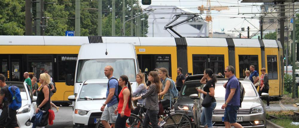 Fußgängerstolz. Mag sein, dass woanders die Autofahrer das Sagen haben - in Berlin sind aber auch die Fußgänger selbstbewusst. Wer am Zebrastreifen wartet, macht sich verdächtig.