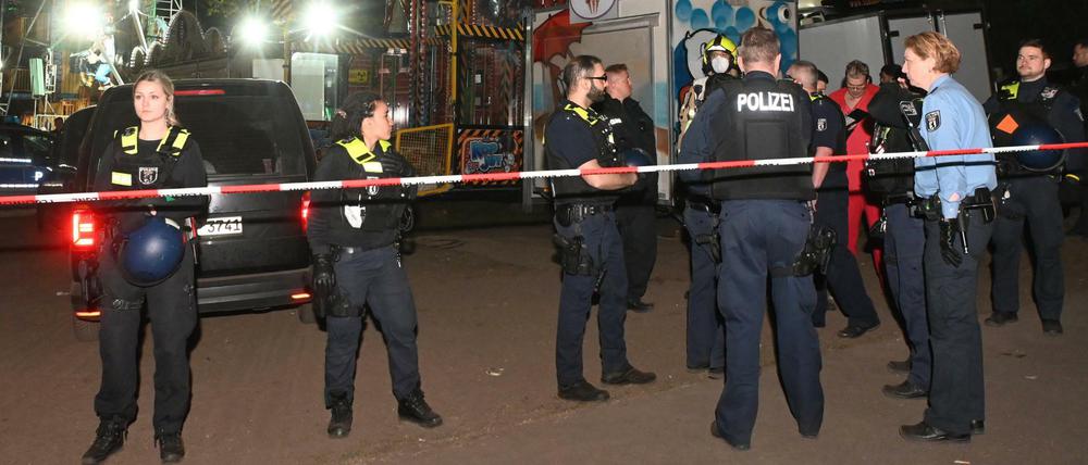 Polizei riegelt den Tatort am Columbiodamm ab. 