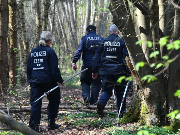 Vergebliche Suche. Ein anonymer Tipp führte die Polizei auch in ein Waldgebiet nach Brieselang. 
