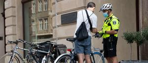 Die Berliner Polizei kontrolliert diese Woche im Schwerpunkteinsatz das Verhalten von Verkehrsteilnehmer:innen. Verstärkt wird auf Verstöße gegen und von Radfahrer:innen geachtet.