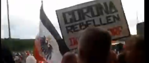 Ein Screenshot aus dem Video, das die Szenen vor dem Reichstag zeigt. 