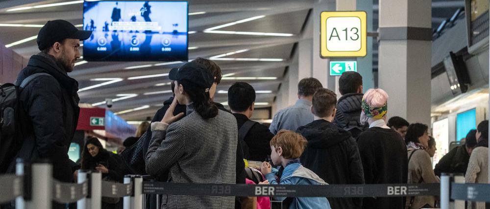 Dicht an dicht stehen Reisende vor einem Gate am Flughafen Tegel und warten auf die Abfertigung.