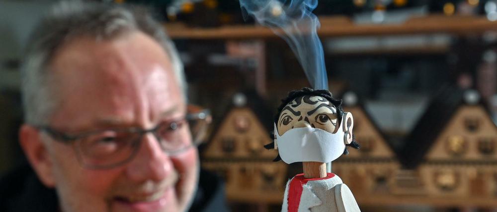 In der Werkstatt des Spielzeugmachers Tino Günther in Seiffen raucht der neuesten Figur des Sortiments der Kopf.