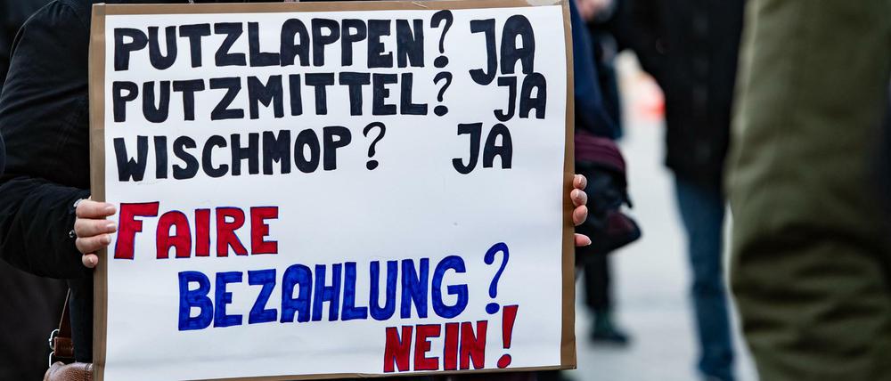 Reinigungs- und Küchenpersonal der Tochterfirmen der Berliner Vivantes-Kliniken protestiert seit Wochen.