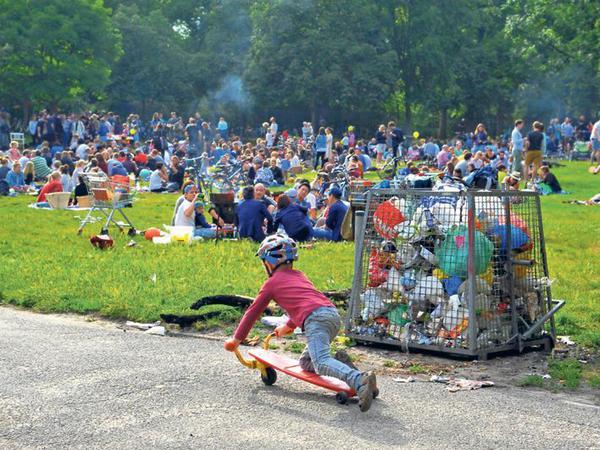 Ein Sonntag im Volkspark Friedrichshain - am Ende bleibt viel Müll zurück, nicht nur in den Müllbehältern.