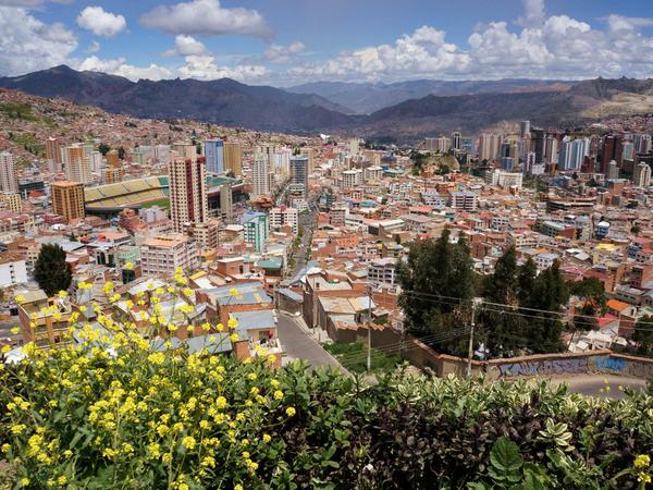 Die bolivianische Hauptstadt La Paz liegt in Höhenlagen zwischen etwa 3200 und 4100 Meter. Hier bekommen nicht nur Rennradler einen schnellen Atem - auch Fußgänger müssen sich erst an die Höhe gewöhnen.