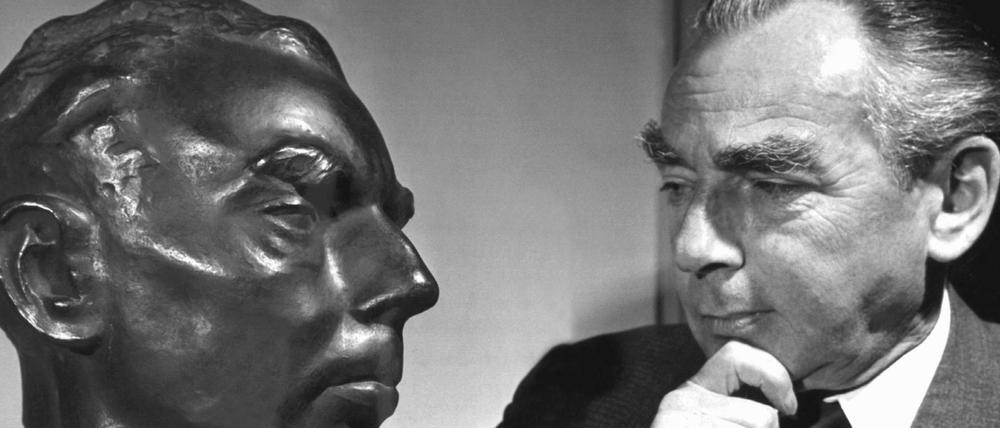 Der Autor und sein Ebenbild. Erich Kästner betrachtet sein in Bronze gegossenes Antlitz. Die Aufnahme entstand 1959.