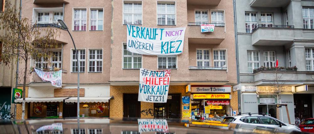 Bewohner:innen eines Hauses in der Neuköllner Anzengruber Straße fordern auf Transparenten die Ausübung des Vorkaufsrechts.