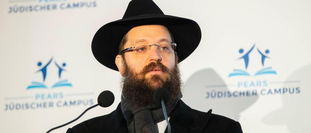 Der Vorsitzende des Jüdischen Bildungszentrums Rabbiner Yehuda Teichtal spricht beim Richtfest vom Pears Jüdischer Campus in Berlin.