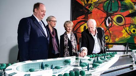 Die Axel Schultes und Charlotte Frank zeigen Petra Wesseler (zweite v. re.) und dem Helge Braun (li.) am Modell den Neubau.