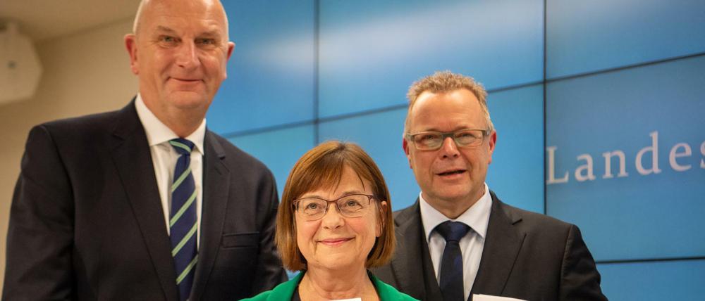 Dietmar Woidke (l, SPD), Ursula Nonnemacher (Die Grünen) und Michael Stübgen (CDU) stellen den Koalitionsvertrag für Brandenburg vor.