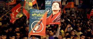 Pakistan, Lahore: Anhänger der PTI-Partei des ehemaligen Kricket-Stars Khan jubeln nach der Verkündung inoffizieller Resultate.