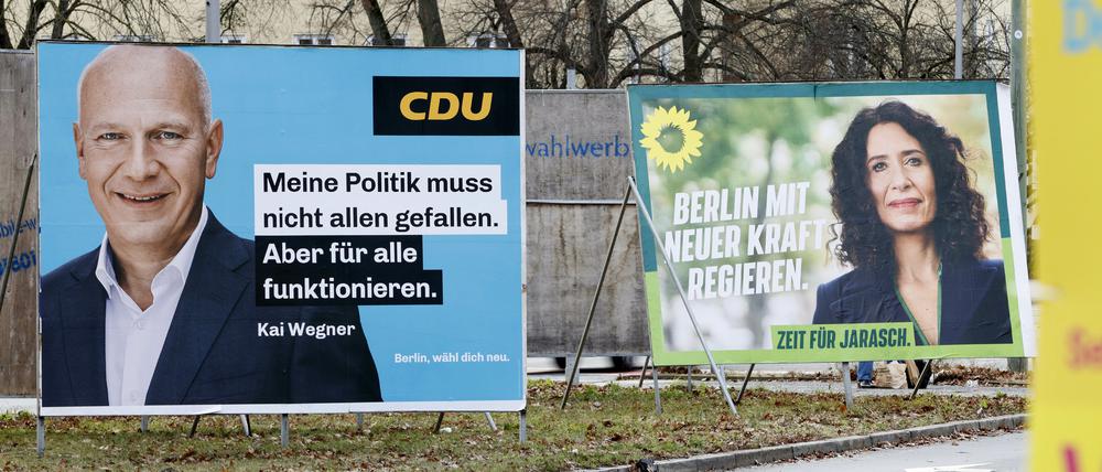 Wahlplakate der CDU mit Kai Wegner und von Bündnis 90/Die Grünen mit Bettina Jarasch.