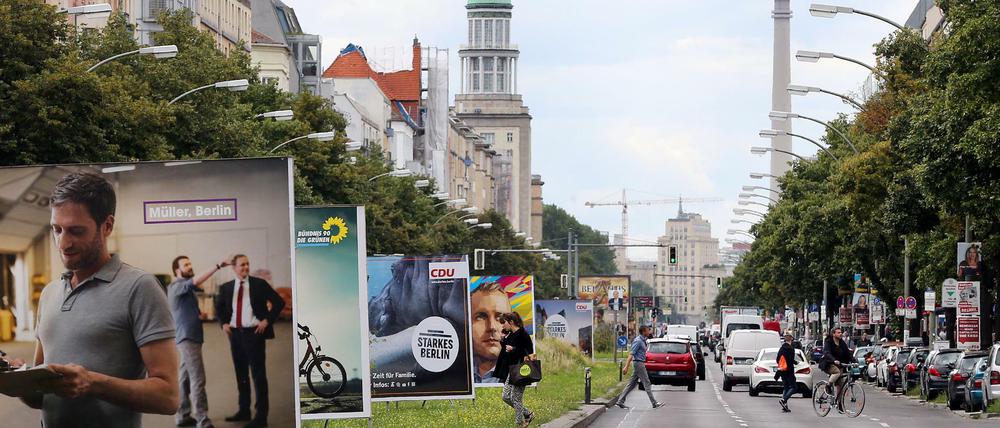 Kampf um jede Stimme. Wahlplakate in der Frankfurter Allee. 