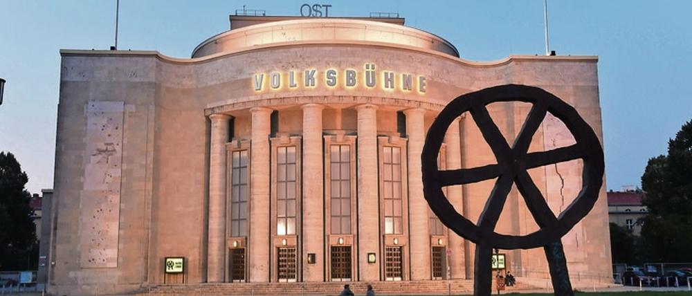 Bald wird die Skulptur nicht mehr vor der Berliner Volksbühne stehen. Das Rad wird demontiert.