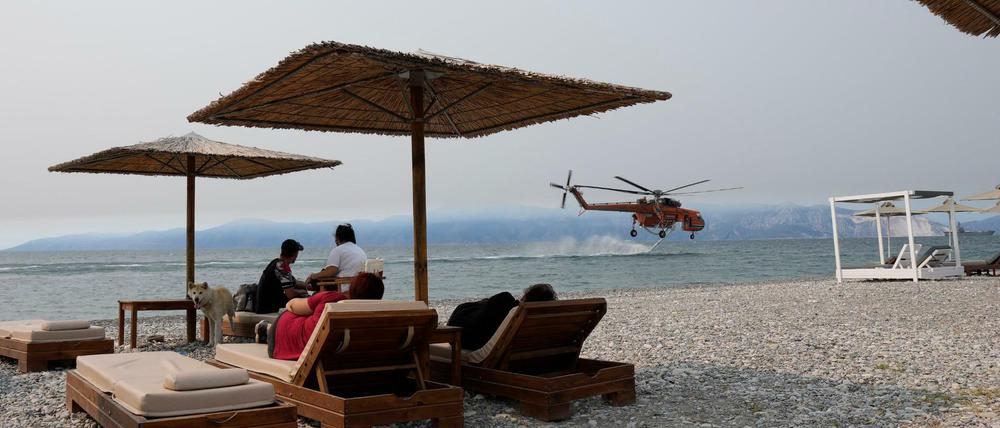 Ein Hubschrauber füllt Wasser in das Dorf Pefki auf der Insel Euböa.