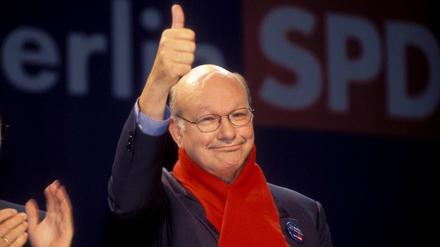 Walter Momper im Jahr 1999 bei einer Wahlkampfveranstaltung in Berlin - mit seinem roten Schal.