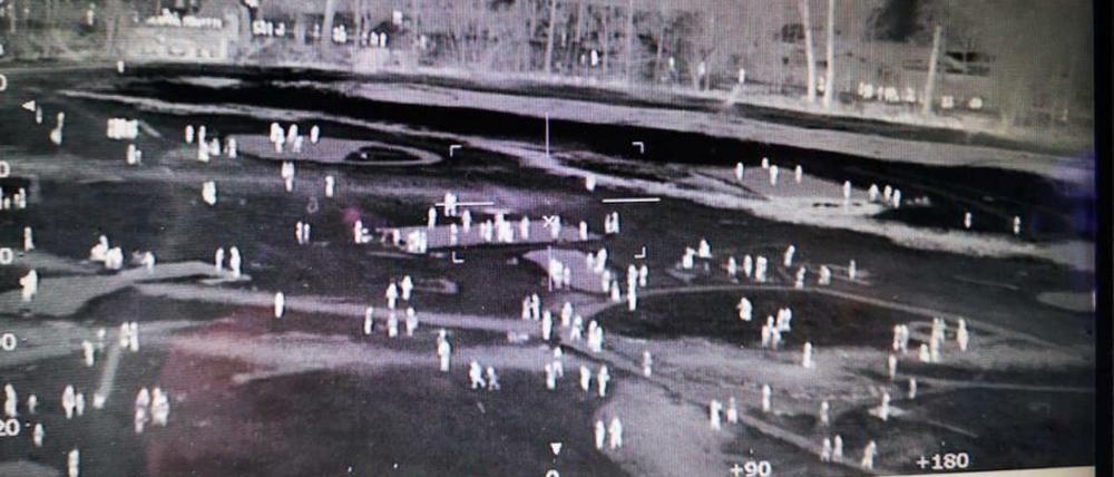 Das Wärmebild d aus dem Polizei-Hubschrauber zeigt viele Menschen am Samstag auf dem Weißen See. Die hellen Flächen sind wärmer.