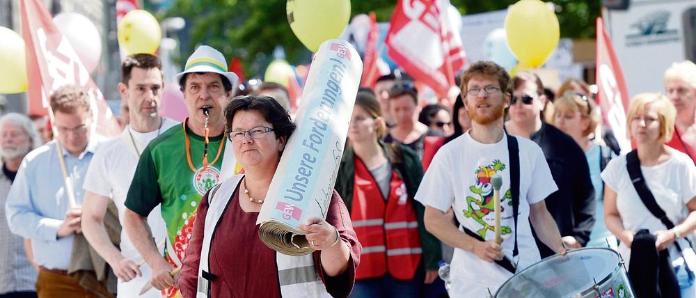 Im Juni streikten die Berliner Lehrer zuletzt. Doreen Siebernik, Landesvorsitzende der GEW, trug damals eine Unterschriftenrolle mit den Forderungen der Gewerkschaft zur Finanzverwaltung.