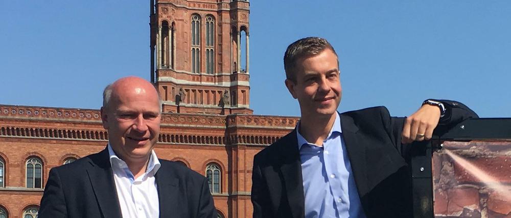 Kampagne mit Rad: Kai Wegner (links) und Stefan Evers verbinden Wohn- und Verkehrspolitik.