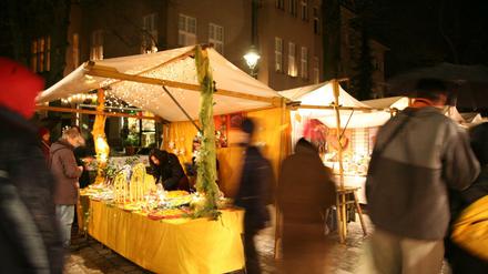 Baumschmuck und Kunsthandwerk auf dem Weihnachtsmarkt am S-Bahnhof Mexikoplatz in Berlin-Zehlendorf.