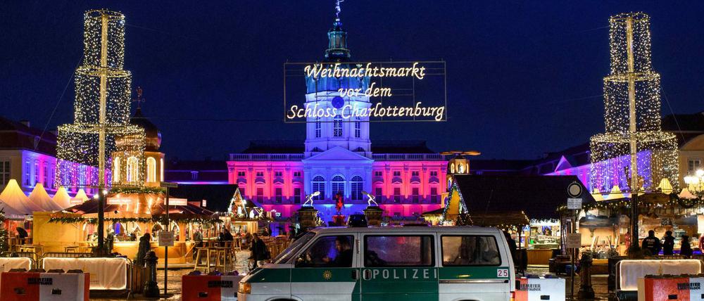 Beim Weihnachtsmarkt vor dem Schloss Charlottenburg gab es viel Streit um die Sicherheitsmaßnahmen.