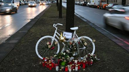 Der ADFC stellt an allen Orten, an denen Radfahrer getötet wurden, "Geisterräder" zur Mahnung auf.