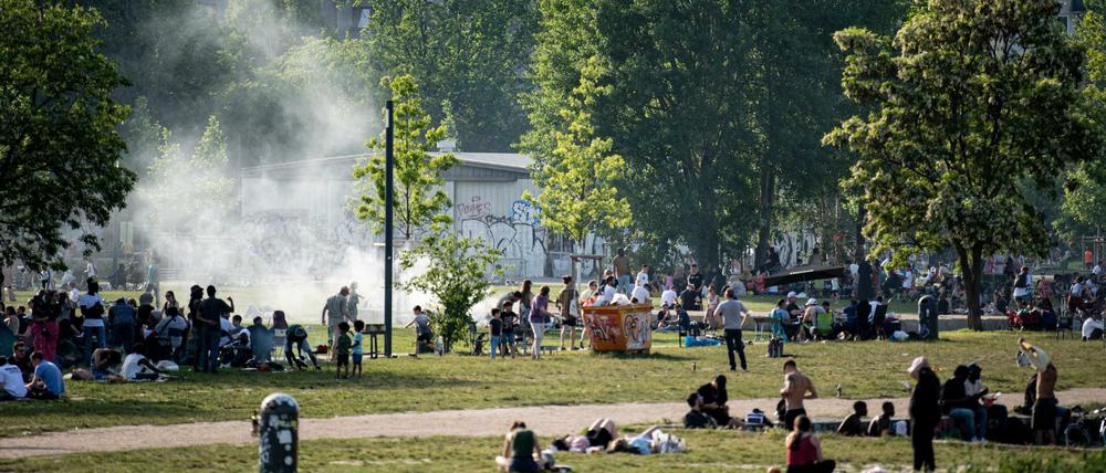 Nach monatelangem Lockdown zieht das warme Wetter die Berliner jetzt massenhaft in die Parks.