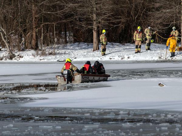 Rettungseinsatz auf dem Teich: Taucher fanden den vermissten Mann nach zweieinhalb Stunden Suche.