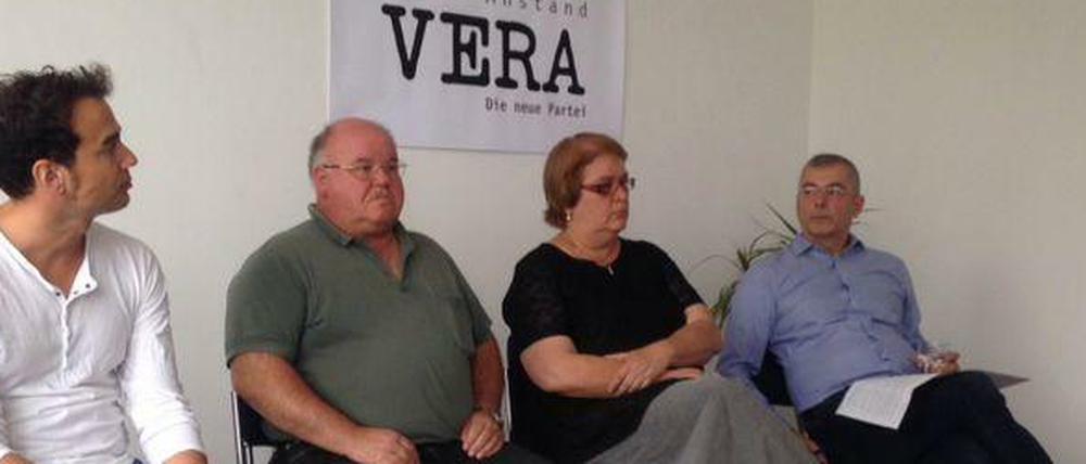 Martin Wittau (rechts) und drei von 15 Mitgliedern der von ihm gegründeten VERA-Partei.