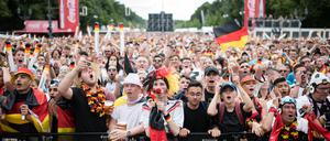 Die Fanmeile am Brandenburger Tor mit Imbissbuden, Bühne und Leinwänden für die Übertragung der Spiele hat bei früheren WM-Turnieren oft Hunderttausende von Fans angezogen.
