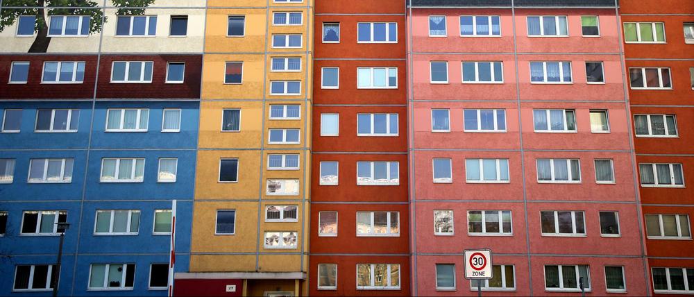 Farblich gestaltete Plattenbauten an der Frankfurter Allee im Bezirk Friedrichshain. 