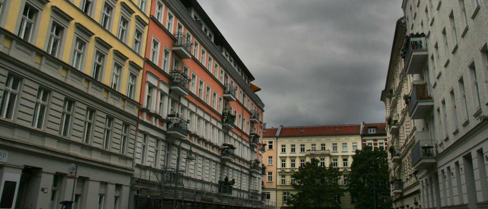 Mehrfamilienhäuser aus der Gründerzeit in der Nähe des Kollwitzplatzes im Stadtteil Prenzlauer Berg.