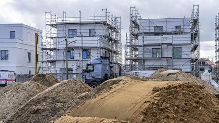 Neubauviertel, rund 140 Einfamilien- und Doppelhausvillen entstehen im Süden von Duisburg, unterschiedliche Bauträger, Rohbauten, Bauarbeiten, NRW, Deutschland