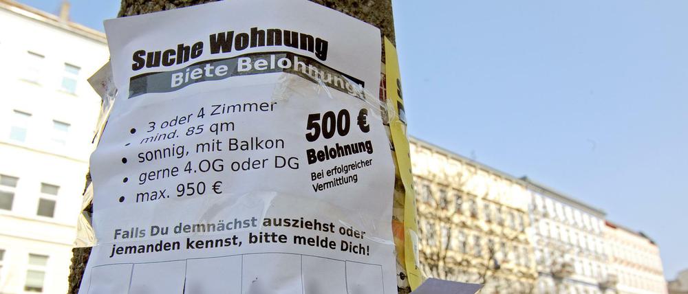 Begehrt. Für die Vermittlung von Wohnungen werden in Berlin Belohnungen geboten. Die Baubranche befürchtet, dass der Mietendeckel die Lage verschärfen wird. 