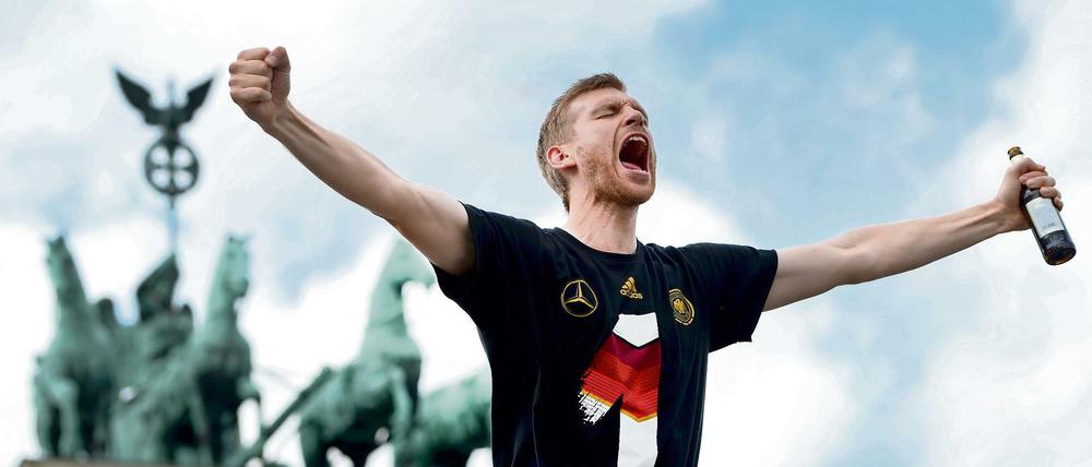 Unendlicher Jubel: Per Mertesacker feierte mit seinen Nationalmannschafts-Kollegen am 15. Juli auf der Fanmeile am Brandenburger Tor.