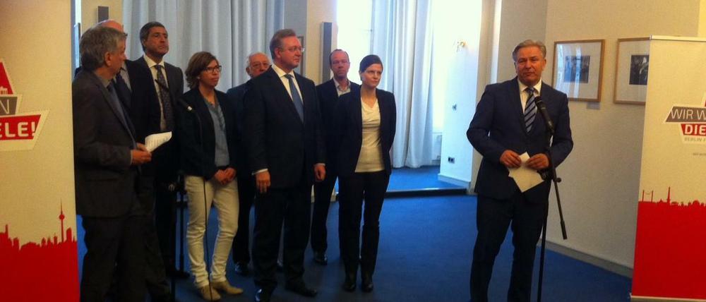 Der Regierende Bürgermeister Klaus Wowereit (r.) präsentiert sein Olympia-Team. 