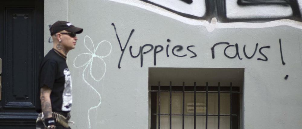 Yuppies Raus, steht als Graffiti auf einer Hauswand in Kreuzberg. Dieser Slogan dient als Protest gegen die steigende Mieten und Verdrängung im Kiez.