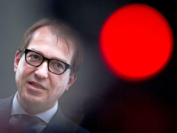 Alles auf Rot? Bundesverkehrminister Alexander Dobrindt überrascht mit seinen Vorschlägen zum BER.