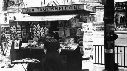 Dieses Foto von einem Zeitungskiosk an der zerstörten Gedächtniskirche entstand um 1948.